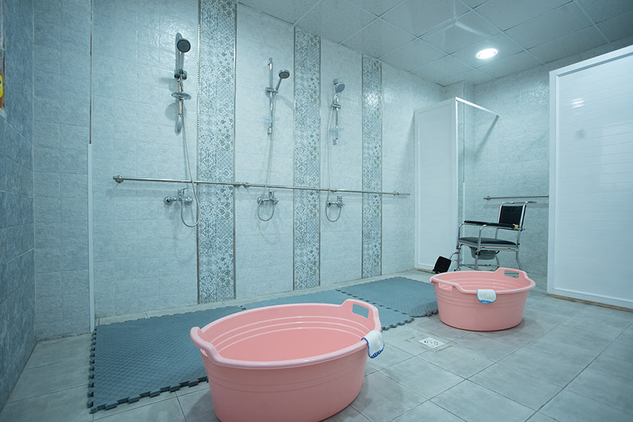 حمام بخش نگهداری شعبه دو موسسه خیریه نرجس شیراز