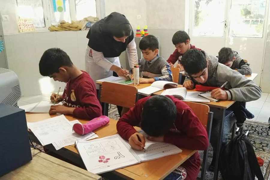 کودکان معلول در حال درس خواندن در موسسه خیریه نرجس شیراز